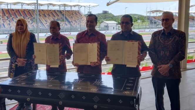 
					Gubernur Bali, NTB dan NTT menunjukkan berkas kerjasama usai MoU di Sirkuit Mandalika, Lombok Tengah. Selasa 25 November 2025 (Foto : Panji) 