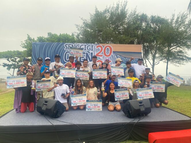 
					Para pemenang lomba Senggigi Open Surfing 2025 (Foto :Istimewa) 