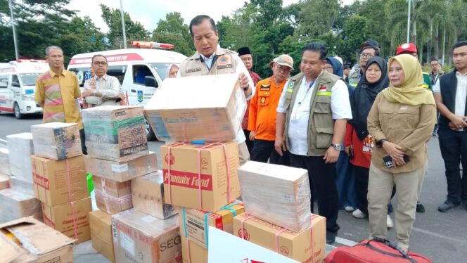 
					Gubernur NTB, Lalu Muhammad Iqbal mengecek bantuan logistik yang akan dikirim ke Aceh Utara, Sabtu 20 Desember 2025. (Foto : Panji) 
