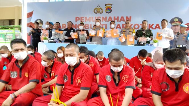 
					Pejabat Polda NTB bersama pejabat instansi terkait lainnya menunjukkan barang bukti narkoba yang akan dimusnahkan (Foto : Panji) 