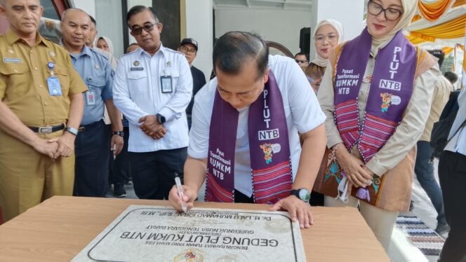 
					Gubernur NTB Dr. H. Lalu Muhamad Iqbal menandatangani peresmian Pusat Layanan Usaha Terpadu Koperasi UKM (PLUT-KUMKM) Dinas Koperasi UKM, Selasa 30 Desember 2025. (Foto : Panji) 