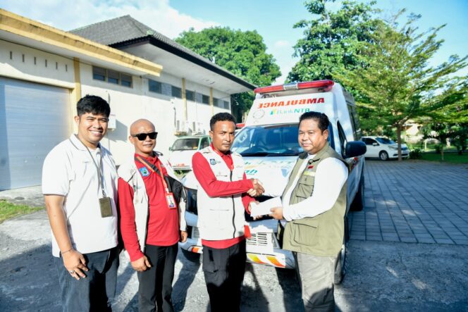 
					Bank NTB Syariah menyerahkan bantuan armada kepada tim medis tahap 2 yang akan berangkat membantu korban banjir di Aceh (Foto : Dok/Istimewa) 