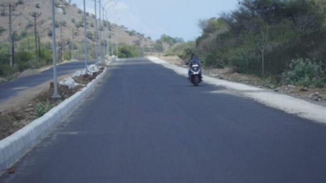 
					Penampakan ruas jalan Simpang Tano-Seteluk Kabupaten Sumbawa Barat (Foto : Dok/tangkapan layar) 