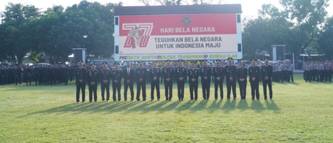 
					Foto bersama pimpinan dan personel Polda NTB di Lapangan Tribun Bhara Daksa Polda NTB, Jumat 19 Desember 2025. (Foto : Dok/Istimewa) 