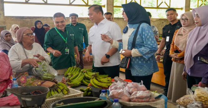 
					Gubernur NTB, Lalu Muhammad Iqbal didampingi istri dan Dirut Bank NTB Syariah melakukan dialog dengan pedang di pasar tradisional Dasan Agung, Kota Mataram (Foto : Istimewa) 