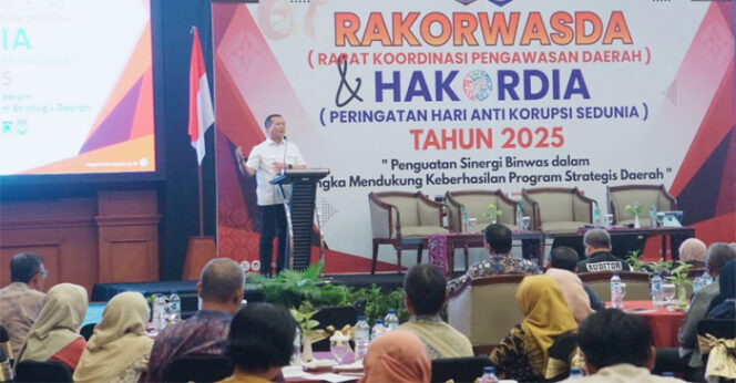 
					Gubernur NTB, Lalu Muhammad Iqbal membuka Rapat Koordinasi Pengawasan Daerah (Rakorwasda) sekaligus peringatan Hari Antikorupsi Sedunia, di Hotel Lombok Raya Mataram, Kamis 11 Desember 2025 (Foto : Istimewa) 