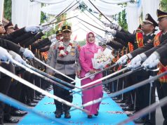 Pedang Pora Iringi Perpisahan Irjen Hadi Gunawan di Bhara Daksa