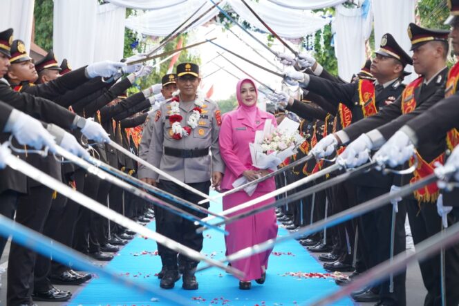 
					Pedang Pora Iringi Perpisahan Irjen Hadi Gunawan di Bhara Daksa