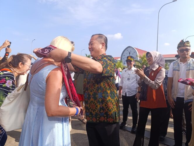 
					Gubernur NTB, Lalu Muhammad Iqbal menyambut wisatawan kapal pesiar Ovation of the Seas Royal Caribbean di Pelabuhan Gili Mas, Lembar, Kabupaten Lombok Barat, Jum’at 2 Januari 2026. (Foto : Dok Dispar) 