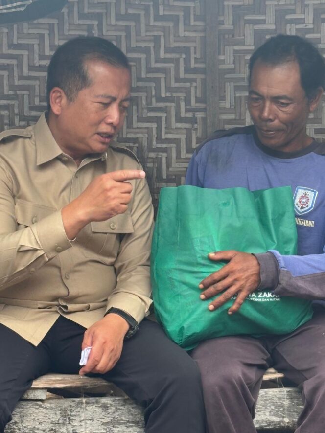 
					Gubernur NTB, Lalu Muhammad Iqbal memberikan paket sembako kepada salah seorang warga di Desa Malaka Kabupaten Lombok Utara, Kamis 8 Januari 2026. (Foto : Dok/Istimewa) 