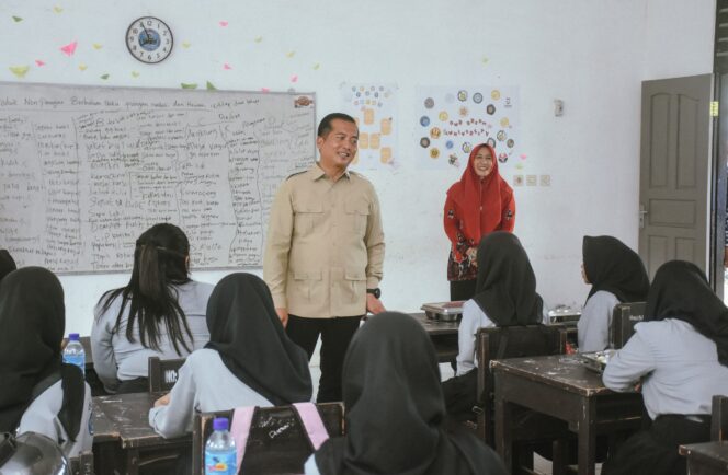 
					Gubernur NTB, Lalu Muhammad Iqbal saat memberikan kepada siswa SMAN 1 Tanjung, Kamis 8 Januari 2026. (Foto : Dok/Istimewa) 