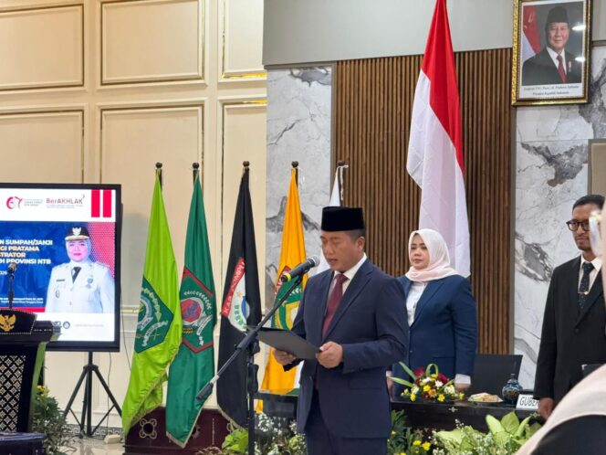 
					Gubernur NTB, Lalu Muhammad Iqbal melantik dan mengambil sumpah pejabat pimpinan tinggi pratama dan pejabat administrator lingkup pemprov, Jum'at 9 Januari 2025. (Foto : Dok/Istimewa) 