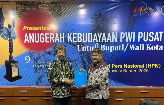 
					Kepala Diskominfo Kota Mataram H Ramadhani menerima surat keputusan Dewan Juri Anugerah Kebudayaan PWI Pusat Tahun 2026. (Foto : Dok/Istimewa) 