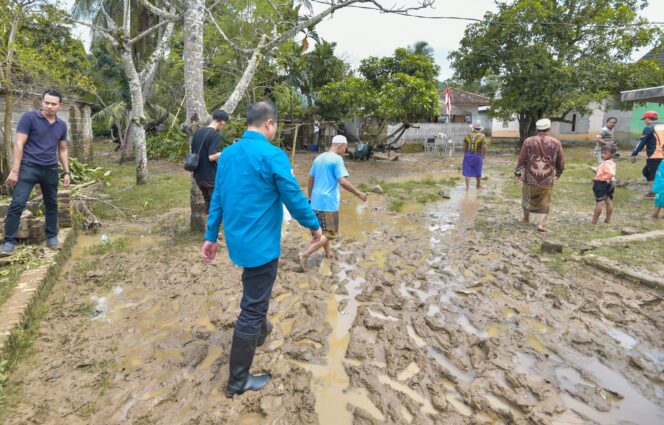 
					Tinju Langsung Lokasi Banjir di Lombok Barat, Gubernur Iqbal Tekankan Penanganan Bertahap