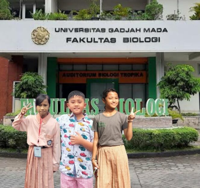 
					Siswa/i SDN 2 Cakranegara Kota Mataram mengabadikan momen di depan Fakultas Biologi Universitas Gajah Mada (UGM) usai mengikuti Grand Final Olympiade Nasional Chaanakya Ekadanta Olympiade (CEO) 2026. (Foto : Dok) 
