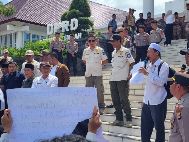 
					Situasi aksi damai para guru honorer di depan Kantor DPRD Lombok Tengah (Foto : Dok) 