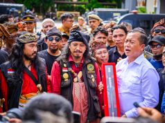 Nyatakan Dukungan, Laskar Sasak Berikan Anugerah Tongkat Komando “Pegat Male” kepada Gubernur NTB