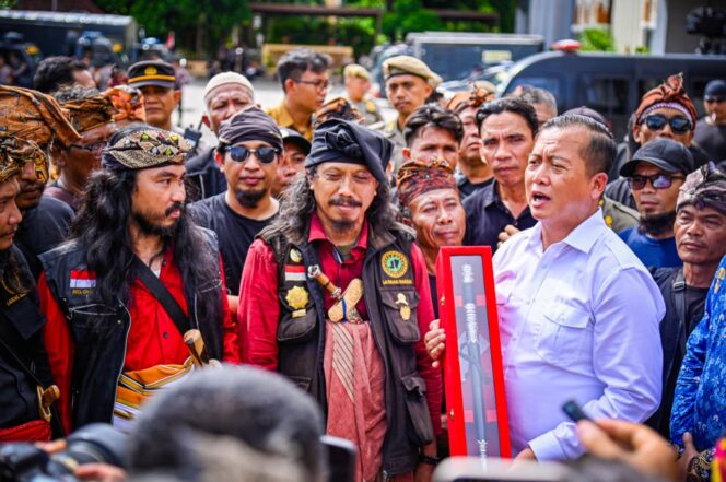 
					Nyatakan Dukungan, Laskar Sasak Berikan Anugerah Tongkat Komando “Pegat Male” kepada Gubernur NTB