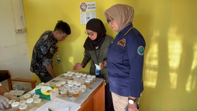 
					Kepala BNN Kota Mataram, Kombes Pol. Yuanita Amelia mengecek hasil pemeriksaanurine yang digelar di sejumlah instansi Pemkot Mataram pada hari Kamis 29 Januari 2026 (Foto : Dok) 