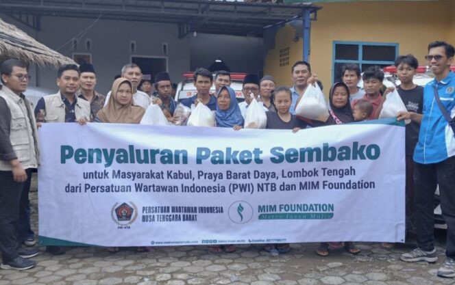 
					Persatuan Wartawan Indonesia (PWI) Nusa Tenggara Barat dan MIM Foundation salurkan bantuan paket sembako kepada warga terdampak banjir di Desa Kabul, Kecamatan Praya Barat Daya, Kabupaten Lombok Tengah, Jumat 30 Januari 2026 (Foto : Dok PWI NTB) 