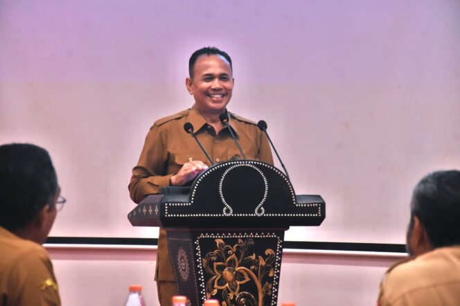 
					Kepala Dinas Komunikasi Informatika dan Statistik (Diskominfotik) NTB, Dr. H. Ahsanul Khalik, S.Sos., MH., membuka Rapat Koordinasi Bidang Persandian se-Provinsi NTB di Same Hotel Rembiga, Mataram, Senin 2 Februari 2026 (Foto : Istimewa) 