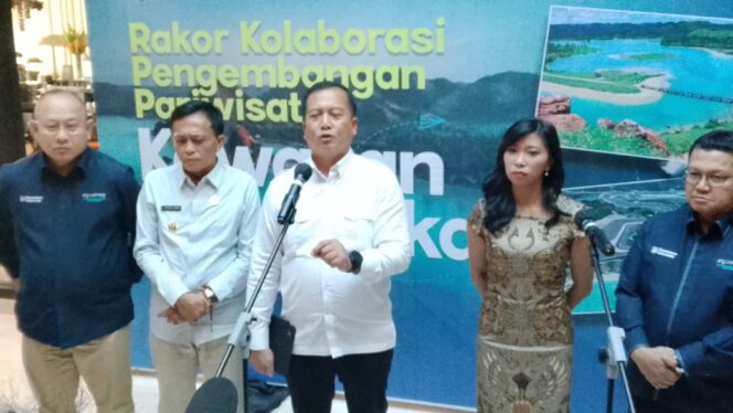 
					Dari sebelah kanan ujung, Plt Direktur Utama ITDC, Ahmad Fajar, disampingnya, Direktur Utama Injourney, Maya Watono, tengah baju putih, Gubernur NTB, Lalu Muhammad Iqbal, nomor 4 dari sebelah kanan, Bupati Lombok Tengah, H. Lalu Fathul Bahri, dan ujung sebelah kiri, Director of Operation, Troy Reza Warokka. (Foto : Panji) 