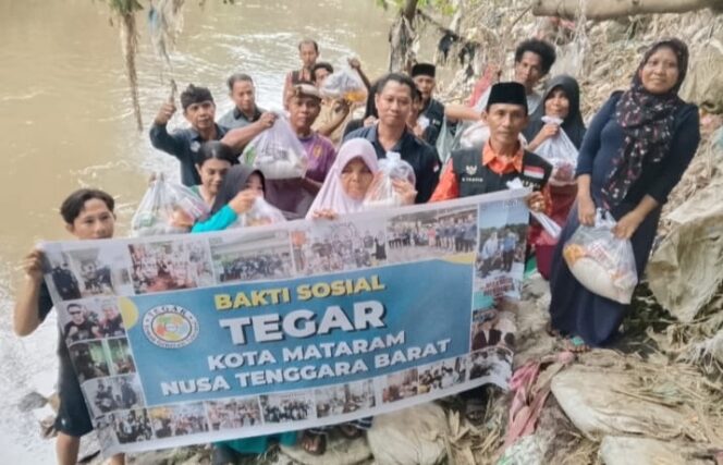 
					Tim Tegar menyalurkan paket sembako kepada warga yang berprofesi sebagai penambang pasir di Sungai Jangkuk Taman Udaya, Kamis, 5 Februari 2026 (Foto : Panji) 