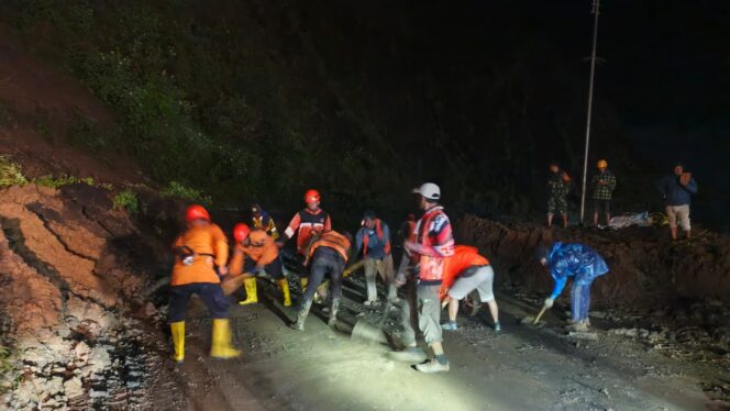 
					Pemprov NTB Gerak Cepat Bersihkan Material Longsor Jalur Pusuk Sembalun