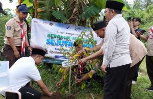 Balai Besar POM Mataram dan Gerakan Pramuka Kwarcab Lombok Utara Tanam 2000 Bibit Pohon