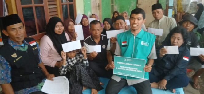
					Masjid Jalan Cahaya dan Tegar Kota Mataram saluran zakat kepada fakir miskin, guru ngaji dan muallaf di Kelurahan Dasan Agung, Kamis, 18 Februari 2026 (Foto : Panji) 