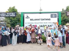 Pengurus Ponpes Nurul Madinah Bagikan Ratusan Alas Kaki untuk Para Santri dan Guru