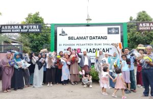 Pengurus Ponpes Nurul Madinah Bagikan Ratusan Alas Kaki untuk Para Santri dan Guru