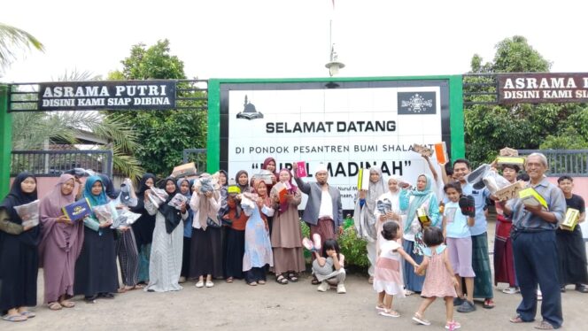 
					Kebersamaan Pengurus Ponpes Bumi Shalawat Nurul Madinah bersama para santri dan guru usai pembagian sandal dan sepatu. (Foto : Panji) 