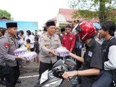 Kapolda NTB Bagi-bagi Takjil dan Bukber Bareng Wartawan