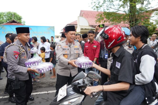 
					Kapolda NTB Bagi-bagi Takjil dan Bukber Bareng Wartawan