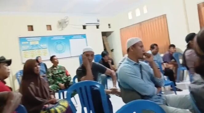 
					Sejumlah warga yang terdampar limbah Mie Gacoan bermediasi dengan pihak terkait di Kelurahan Rembiga pada 23 Januari 2026 (Foto : dok warga Rembiga) 