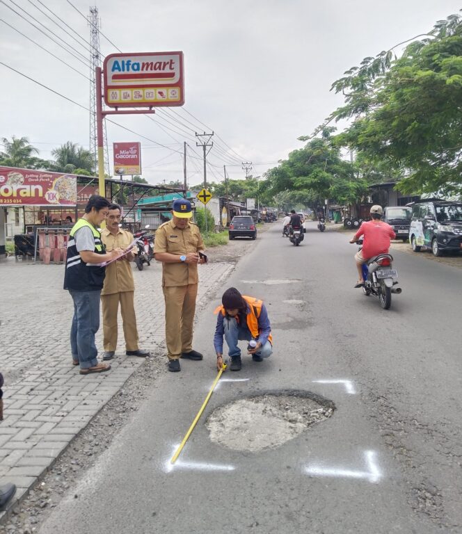 
					Pemprov NTB Gerak Cepat Tangani Jalan Rusak Praya–Keruak