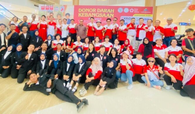 
					Ketua Harian INTI NTB, S Widjanarko dan Wakil Rektor II UIN Mataram, Prof Dr HM Saleh Ending foto bersama panitia dari INTI NTB dan UIN Mataram (Foto : Dok INTI NTB) 