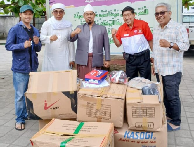 
					Pengurus INTI NTB dan JMSI NTB menyerahkan bantuan alas kaki untuk para santri dan guru di Ponpes Bumi Shalawat Nurul Madinah, Sabtu, 21 Februari 2026 (Foto : Dok INTI dan JMSI) 