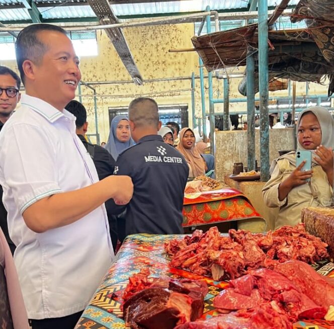
					Gubernur NTB Lalu Muhammad Iqbal memastikan harga kebutuhan pokok tetap stabil selama Ramadhan di Pasar Gerung. (Foto: Dok) 