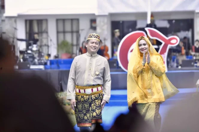 
					Gubernur NTB, Lalu Muhammad Iqbal dan Wakil Gubernur NTB, Hj Indah Dhamayanti Putri di saat perayaan HUT NTB (Foto : Ist) 