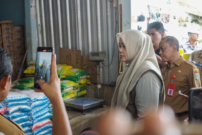 
					Wakil Gubernur NTB Sidak Pasar Amahami Pastikan Harga Sembako Tetap Stabil