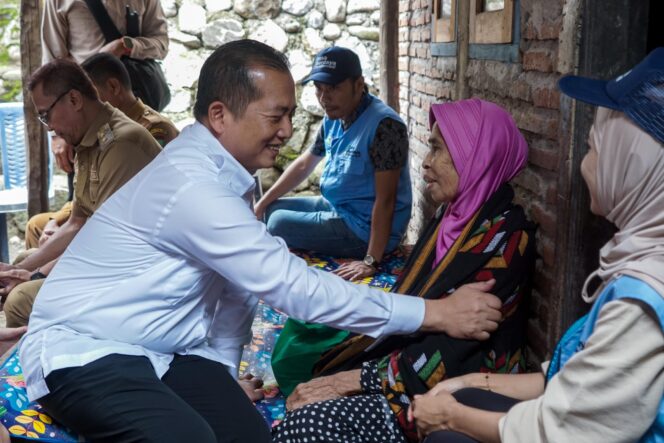 
					Gubernur NTB, Lalu Muhammad Iqbal berbincang dengan salah seorang warga yang terdampak miskin ekstrem di Ntobo. (Foto: Dok) 