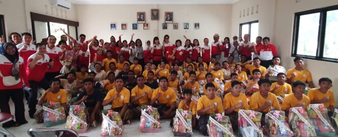 
					Pengurus Perempuan Indonesia Tionghoa NTB dan INTI NTB foto bersama dengan anak yatim Panti Asuhan Dharma Laksana. (Foto: Dok PINTI NTB) 