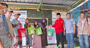 Kolaborasi PWI NTB–Alfamart, Kembali Salurkan Puluhan Paket Sembako untuk Korban Banjir