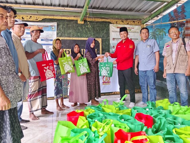 
					Kolaborasi PWI NTB–Alfamart, Kembali Salurkan Puluhan Paket Sembako untuk Korban Banjir