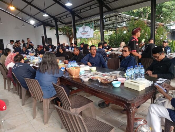 
					Suasana menunggu waktu berbuka puasa bersama Tegar NTB di Lesehan Goyang Lidah Rembiga, Minggu, 8 Januari 2026. (Foto: Dok Tegar NTB) 