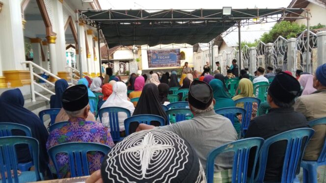 
					Asuhan Keluarga Tarbiyatul Quro dan Tegar Kota Mataram menyalurkan zakat kepada ratusan kaum duafa dan orang tua jompo di Masjid Al Mujahidin Lingkungan Bawak Bagik, Dasan Agung. (Foto: Panji) 