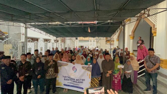
					Penyaluran zakat kepada kaum duafa dan lansia di Masjid Al Mujahidin lingkungan Bawak Bagek Dasan Agung, Senin, 9 Maret 2026. (Foto: Panji) 