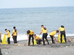 Polri – TNI dan Pemkot Mataram Berjibaku Bersihkan Pantai Loang Baloq